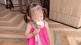这个冰淇淋实在太好吃了，小萝莉不顾形象吃的满嘴都是