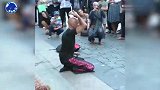 国外街头神乎其技的反重力水晶球魔术