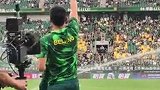 实拍对阵西海岸赛前 李磊收到200场纪念球衣