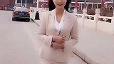 身穿浅色职场短裙套装的小姐姐，这身材也是没谁了
