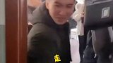 全班男生保镖式护送老师下楼，场面堪比顶流明星出场