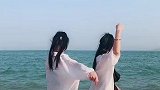 双胞胎姐妹在海边跳舞，这样的小姐姐你敢撩吗