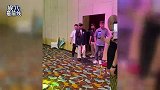 63岁万梓良参加商演，被三人搀扶上台险摔倒，强颜欢笑略显心酸