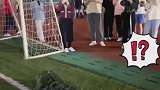 男孩身穿吉利服隐藏在操场被围观，无奈起身找妈妈