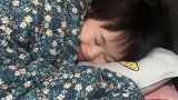 出差两个多月没回家，一进卧室看愣了，这个点还没卸妆干啥呢