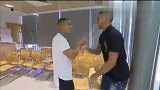 西甲-1718赛季-皇马新援与全队首次亲密接触！竟背后恶搞自己偶像-专题