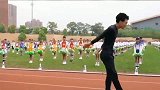 领操之外，一段个演征服观众，这样的体育老师孩子们可喜欢了