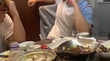 男子和朋友们在外边吃饭，没想到异地恋的女友突然驾到
