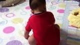 4个月小宝宝正趴地上,突然蹭的一下往前一蹦跶,稳稳的坐起来了