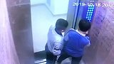 遵义一小区两个熊孩子疯狂按电梯 按完一个不过瘾还去按另一个