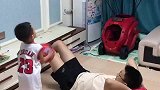 家有萌娃：臭小子自己练投篮，非得把我搭上真是太难了！
