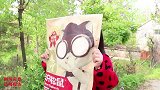 小伙伴们一起玩蒙眼打棒球，胜利者奖励零食大礼包哦！