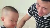 爸爸这样给宝宝喂药，结果宝宝根本不上当，真是太聪明了