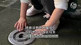 喷泉没有喷水量很小，妈妈带孩子在这玩水，要小心有安全隐患