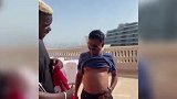 笑崩溃了!博格巴遇“谐星”粉丝 球衣放肚子签名+双人Pose