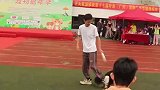 大学宠物嘉年华活动，男生带着狗子表演飞盘特技