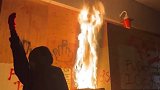 “夷为平地！”波特兰爆发抗议 示威者纵火点燃当地移民海关局