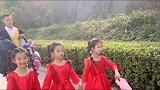 看看三胞胎女儿和爸爸出门的下场，这就是非要生女儿的场面，厉害