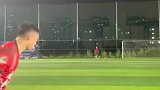 95后独腿小伙，练习足球用坏57副拐杖