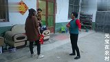 农村搞笑喜剧!妈妈刚走两个女儿就在家唱KTV,妈妈回来惊呆
