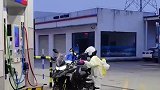 个子太小上不了车，失控后退倒地