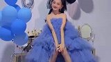 身穿公主裙庆祝生日，自信漂亮一看就是被宠着长大的