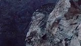 奔驰在天山峡谷中的独库公路