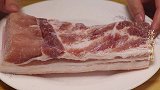 解冻肉时，一定不要直接用水泡，大厨教你一招，吃起来和鲜肉一样
