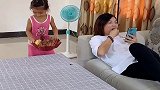 美女玩手机吃水果，不料竟被宝宝这样恶搞，真是人小鬼大！