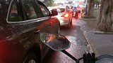 上班途中遇到堵车，从缝隙中行驶，考验技术的时候到了