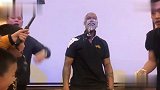 马布里一个当姥爷的人 过个生日被一群小伙子给霍霍惨了