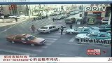 套牌车为逃避检查两次撞倒交警