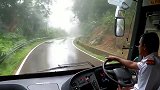 印度开挂司机，暴雨天狂飙大巴车，这车技绝对是高手！