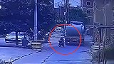 骑车女超车不成后紧追 遭大货车倒车碾压致死
