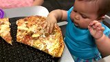 爸爸带宝宝去吃披萨，小娃抱着披萨就开啃，这吃相也太可爱了