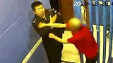 黑龙江鹤岗：醉酒男子派出所里殴打民警，还主动要求照相拘留
