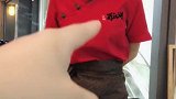 火锅店姑娘跳98k,跳的好棒，网友现在没点才艺都不敢做服务员