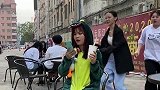 小姐姐被闺蜜恶搞，没想到后果竟这么严重，这下门牙都给磕掉了！