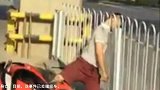 爆新鲜-20160709-陕西西安一男子醉酒倚靠护栏不慎卡脖身亡