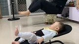 8个月大宝宝与爸爸同框，跟着刘耕宏做运动