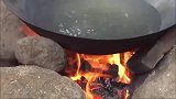 把小孩吊起来，引诱虫子