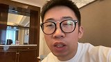 杨迪的眼睛肿了，虽然该心疼，可是像涂了眼影的眼睛确实好笑啊