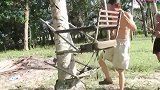 坐在椅子上爬树，真是会享受啊