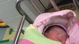 刚出生的宝宝在睡觉，接下来突然大哭起来，好可爱！
