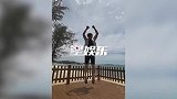 50岁吴奇隆挑战“空中一字马”，全程毫不费力，柔韧不输刘诗诗