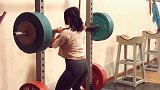 85KG的深蹲,小姐姐两倍的体重,成功挑战自己!