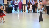两个小娃在商场跳舞表演，人们瞬间就围了一圈，这是娘胎里就学吧