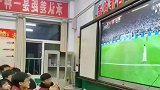 高三老师调整时间，凌晨带学生看世界杯决赛