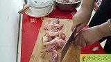 1大盆鸡肉！腊八节里热气腾腾，老公老婆做饭给婆婆一起吃