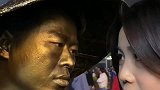 这个铜人有点调皮哦，竟然这样盯着小姐姐看，不怕挨揍吗